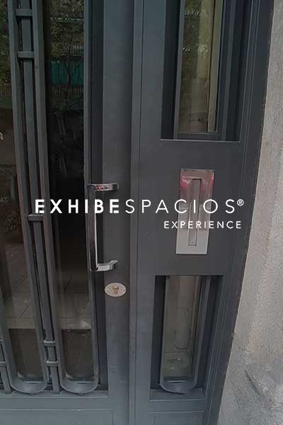 Puerta de entrada a edificio en Barcelona
