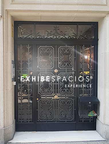 Restauración de Puerta de entrada a edificio en Barcelona