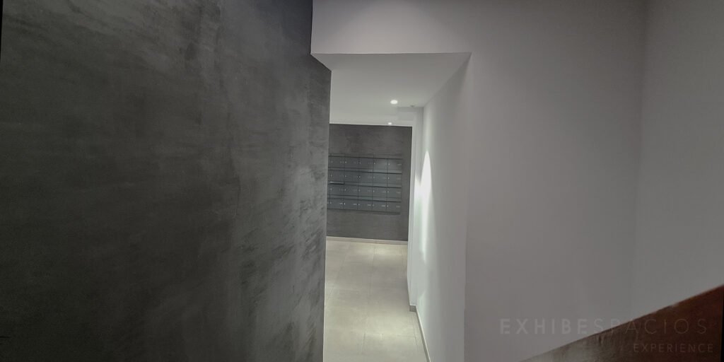 Vestíbulo de Carrer Sibelius esquina con Carrer Mallorca, El Clot distrito Sant Martí zona ewscalera
